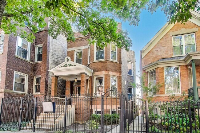 Foto del edificio - 2704 N Sacramento Ave