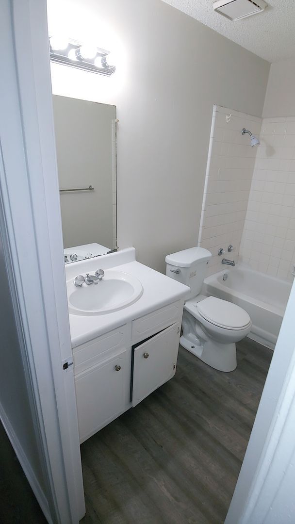 Building Photo - 404 8th Ave NE