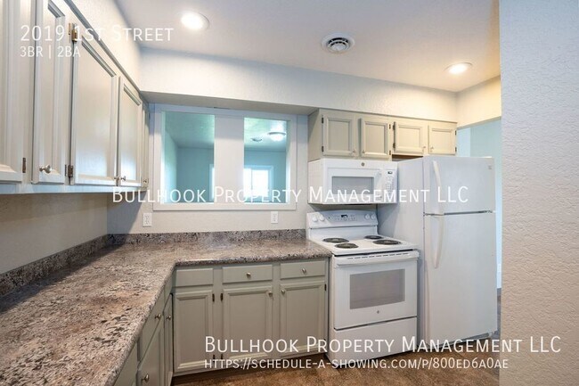 Foto del edificio - 3bd, 1-1/2 bath townhouse, Newer flooring ...
