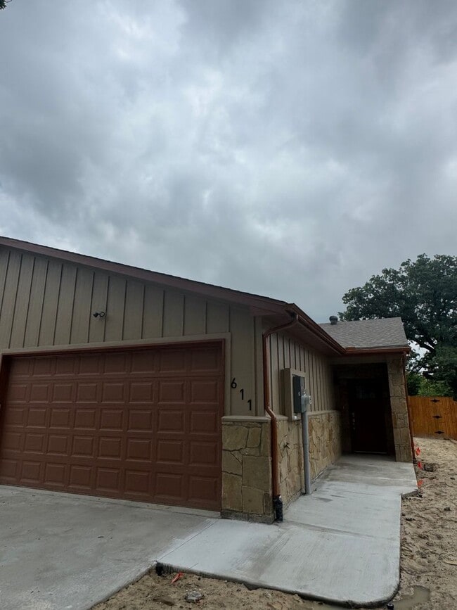 Building Photo - 3/2/2 NEW CONSTRUCTION Spacious YARD WITH ...