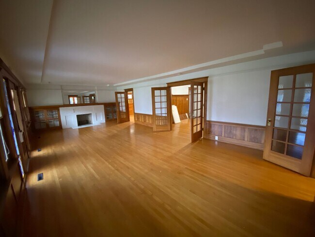 Building Photo - Classic vintage home walking distance to d...