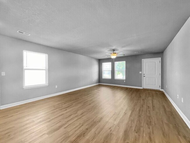 Building Photo - 108 SW Sunflower St