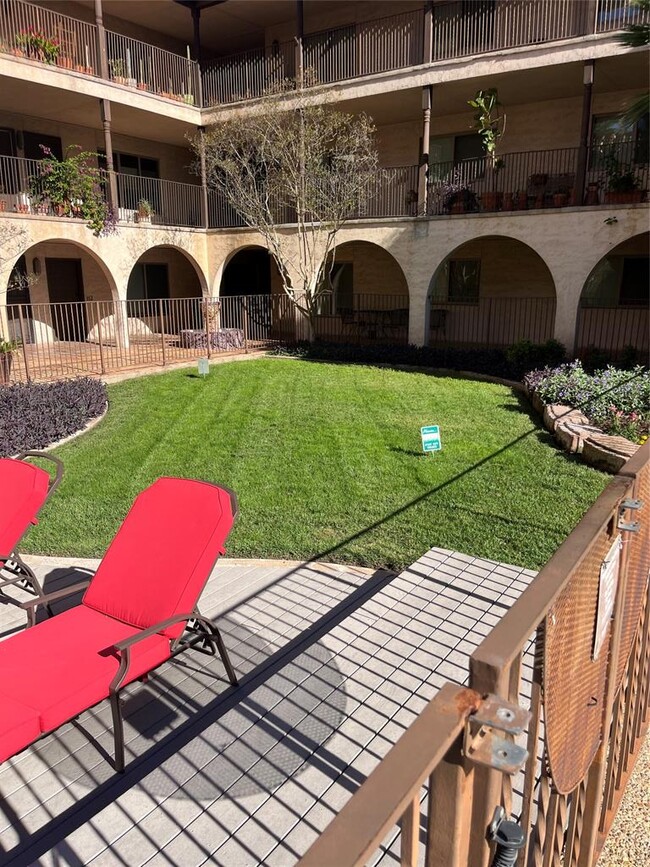 Building Photo - 505 W 7th St