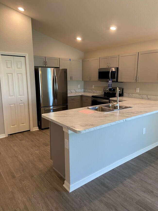 Building Photo - 372 Cascara Ln