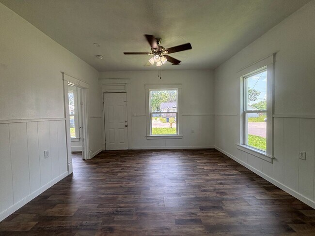 Building Photo - RECENTLY REMODELED 2 Bedroom Home with ton...