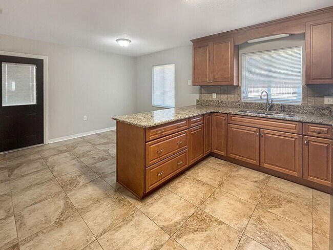 Foto del edificio - 221 S Johns St