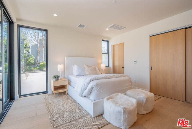 Foto del edificio - 1861 Barry Ave