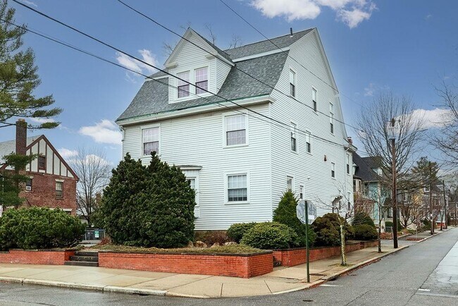 Building Photo - 30 Elmgrove Ave