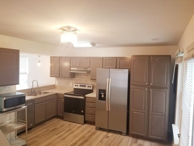 Building Photo - Nice Two Bedroom Townhouse Close to Libert...