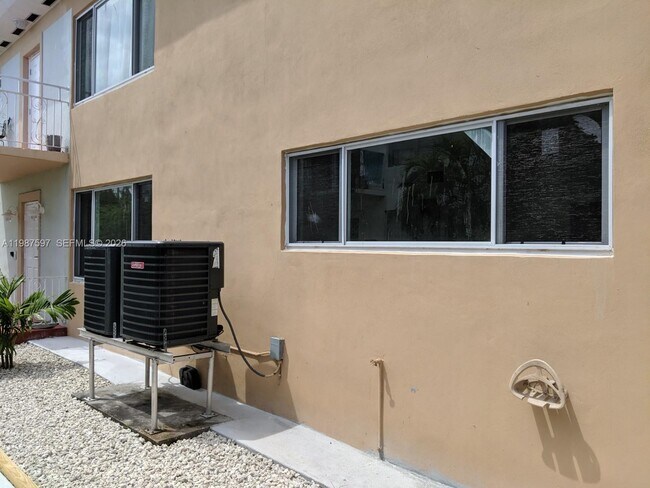 Building Photo - 8125 Hawthorne Ave