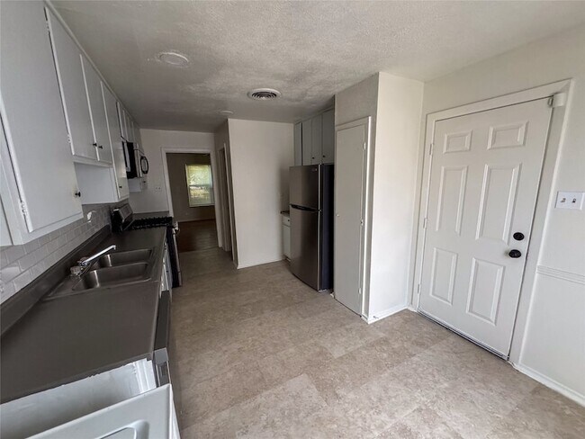 Building Photo - 60 Pershing Dr