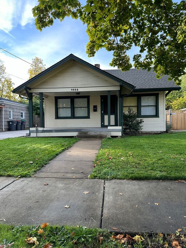 Primary Photo - ****BEAUTIFUL HOME JUST WAITING FOR YOU****