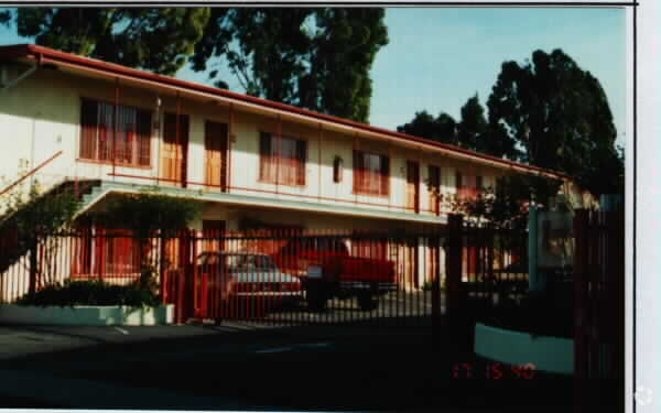 Foto principal - Metro West Apartments