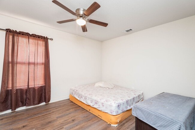 Building Photo - Great 3 Bedroom 2 Bathroom with land!