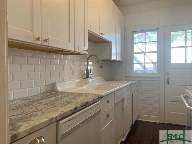 Building Photo - 734 E 45th St