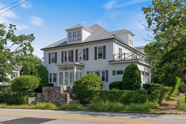 Building Photo - 305 Deering Ave
