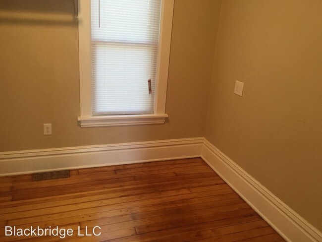 Building Photo - 895 Rose Ave E