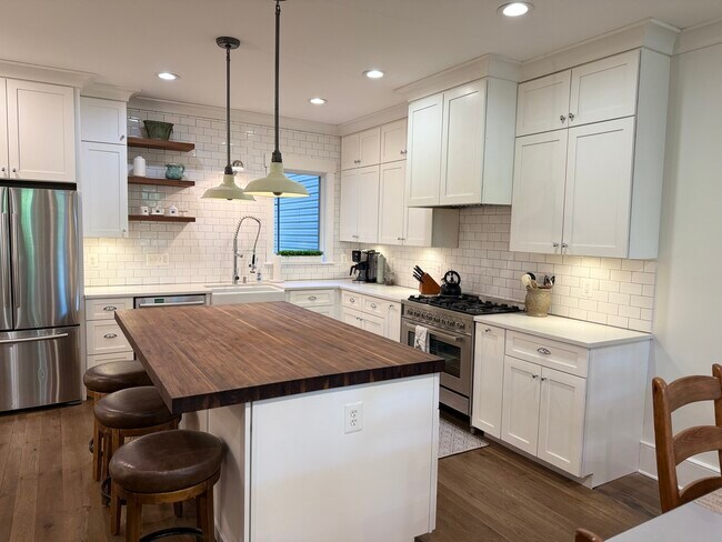 Cocina gourmet en la planta principal - 1232 I St NE