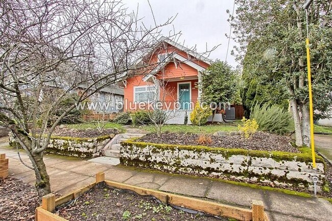 Building Photo - 3 Bed, 2 Bath Home with Primary on Main, 2...