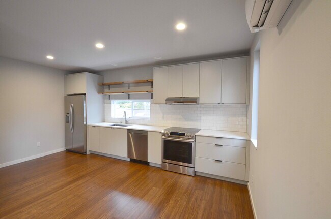 Building Photo - 152 20th Ave E