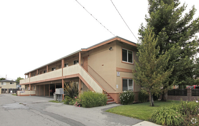 Building Photo - Redwood Oaks Apartments