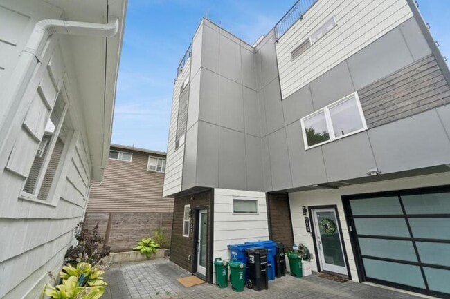 Building Photo - 2 bedroom in Seattle WA 98107