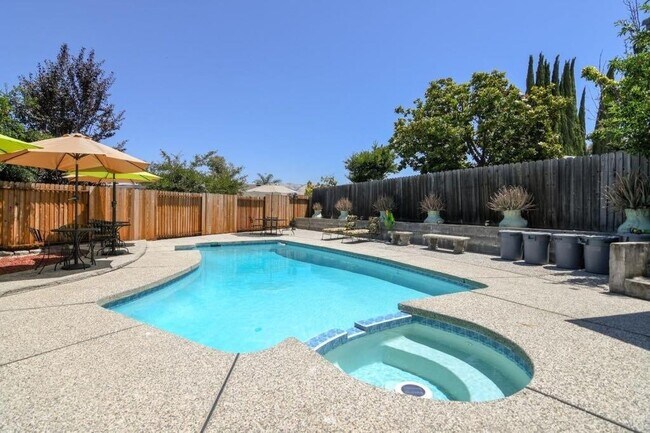Building Photo - 1498 Sleepy Meadow Ct