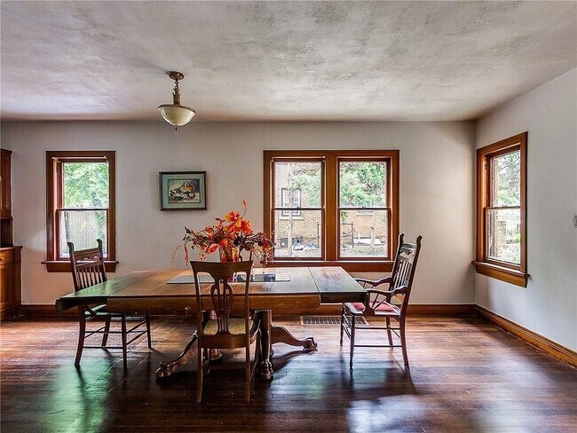 Building Photo - Large 2 Bed | 1.5 Bath | HALF DUPLEX- Cres...
