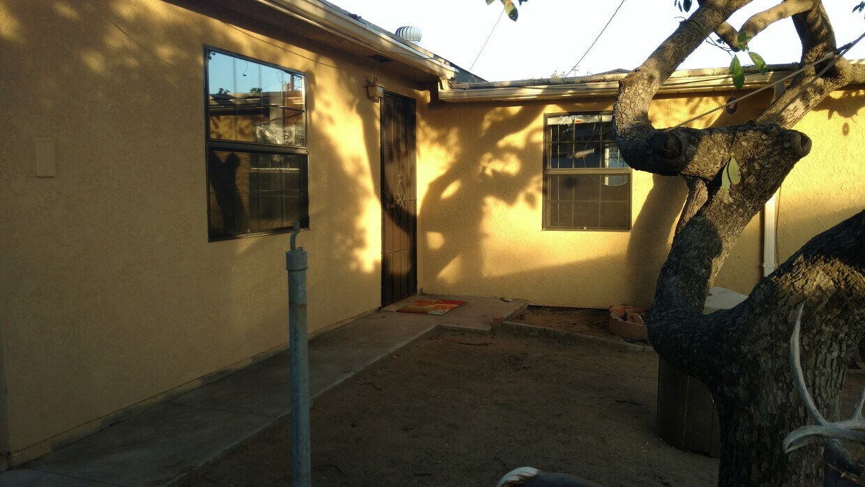 Entrance and Yard - 2055 Junipero Ave