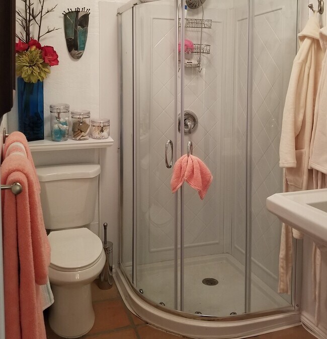 Cozy Bathroom - 2527 33rd St