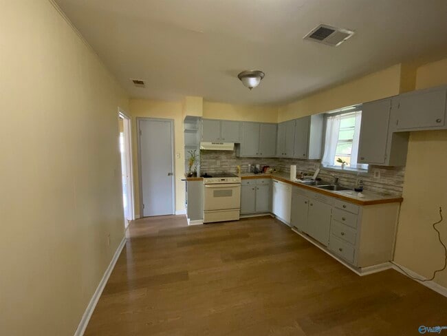 Building Photo - 3310 Village Dr SW