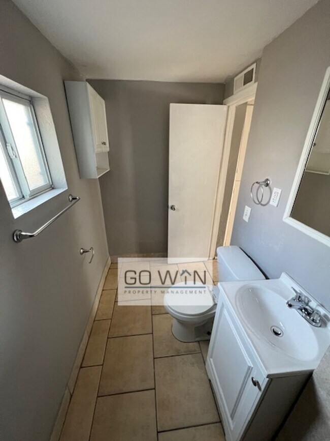 Building Photo - 1832 E Harvard St