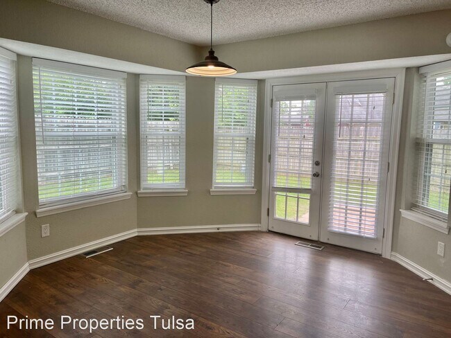 Building Photo - 4 br, 2.5 bath House - 4423 W. Madison Pl.