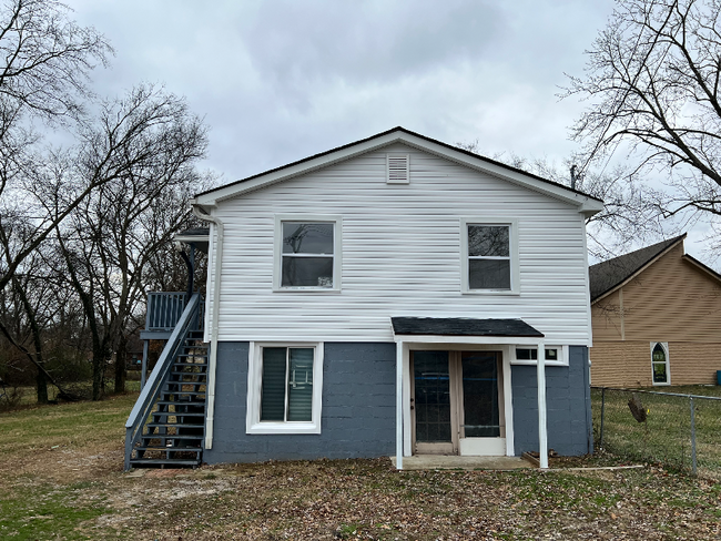 Building Photo - 711 W Eastland Ave