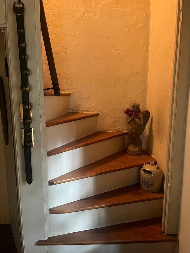 Escalera de caracol al dormitorio principal - 312 Buckwalter Rd