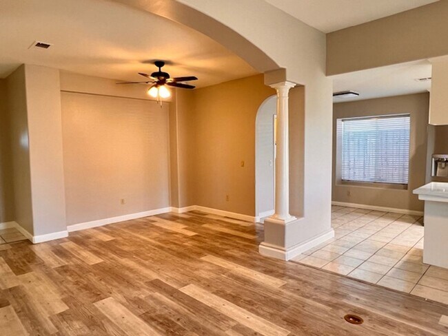 Foto del edificio - North West Bakersfield Home for Rent with Pool!