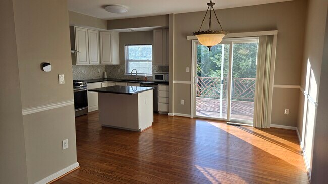 Comedor y cocina - 9443 Birchwood Ln