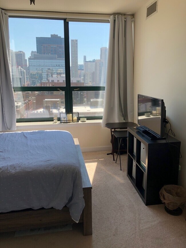 Foto del edificio - 400 W Ontario St