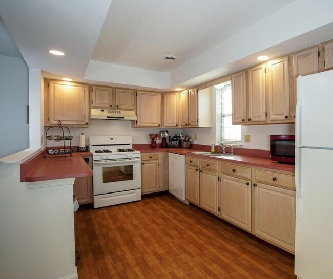 Foto del edificio - 2BR/2.5BA End Unit Condo | Central York SD | Open Layout | Parking + Patio | Spacious Living!