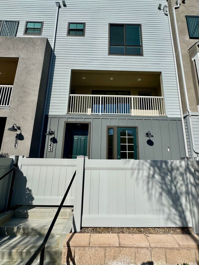 Foto del edificio - BRAND NEW 4 BED, 3.5 BATHS, 2070 SQ FT TOWNHOME BY KH HOMES