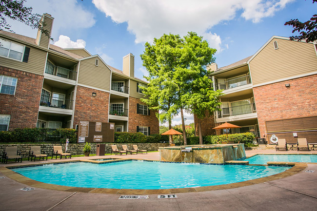 Refrescante piscina - MacArthur Ridge Apartments