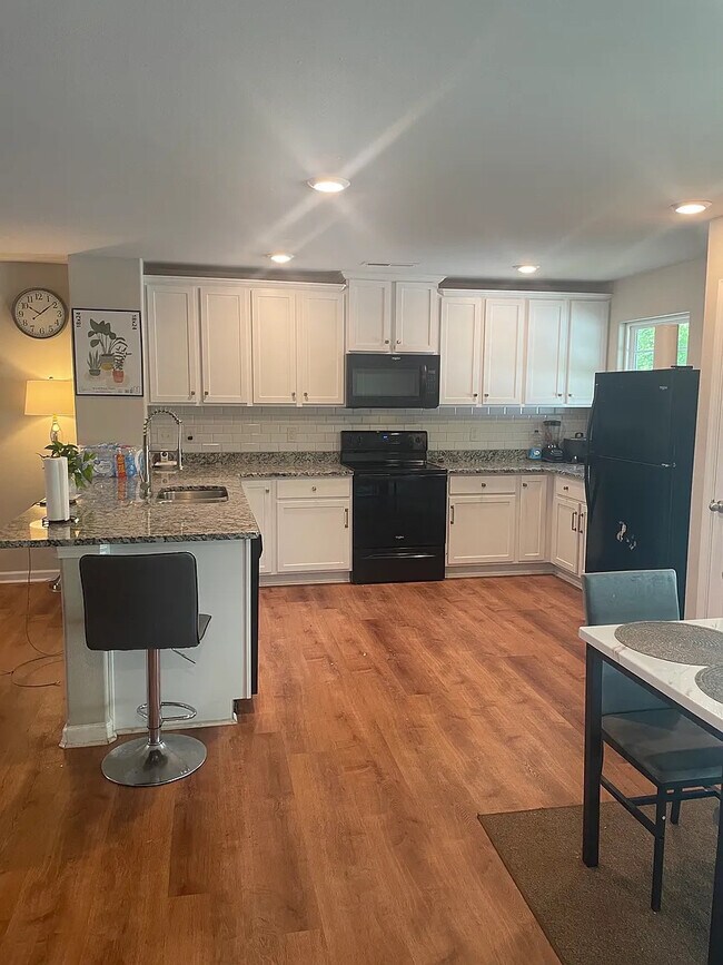 Foto del edificio - Room in House on Meredith Woods Ln