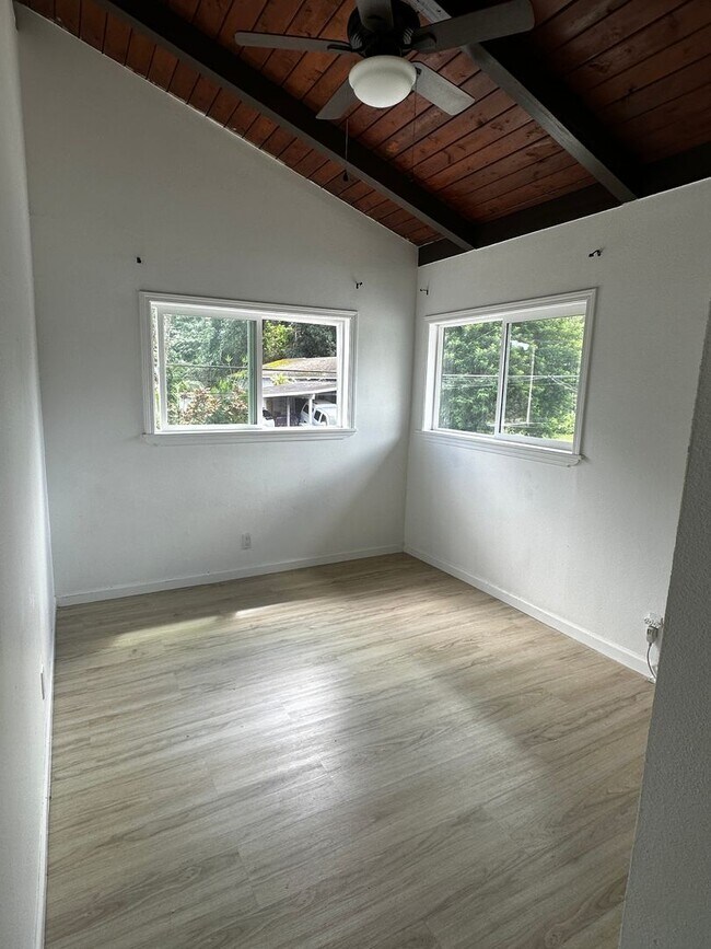 Foto del edificio - Upstairs 2 bedroom duplex in Kaneohe! 2 parking!