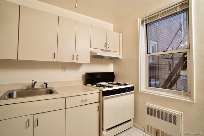 Building Photo - 2 Sadore Ln