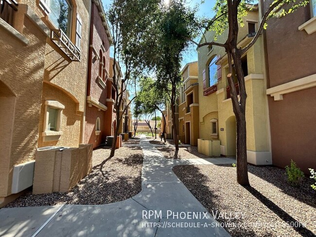 Foto del edificio - 240 W Juniper Ave