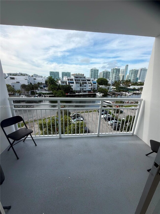 Building Photo - 400 Kings Point Dr