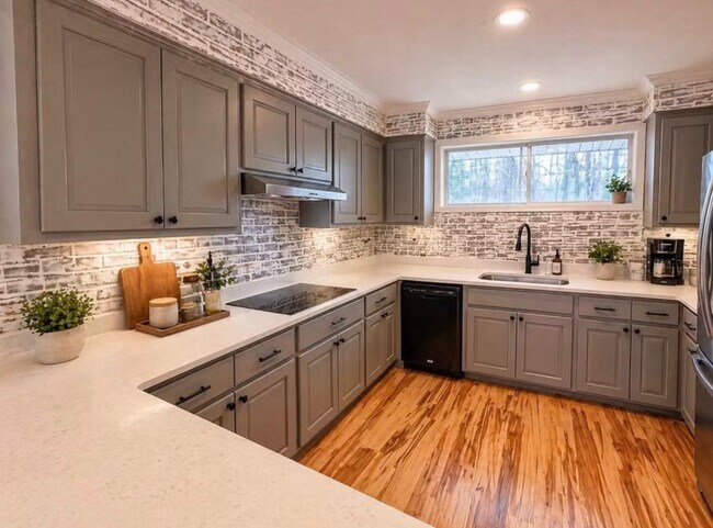 Foto del edificio - 323 Forrest Glen Rd