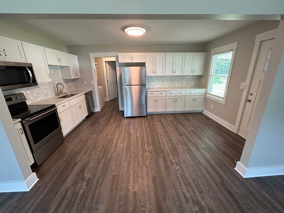 Kitchen/Dining - 102 Ross Dr