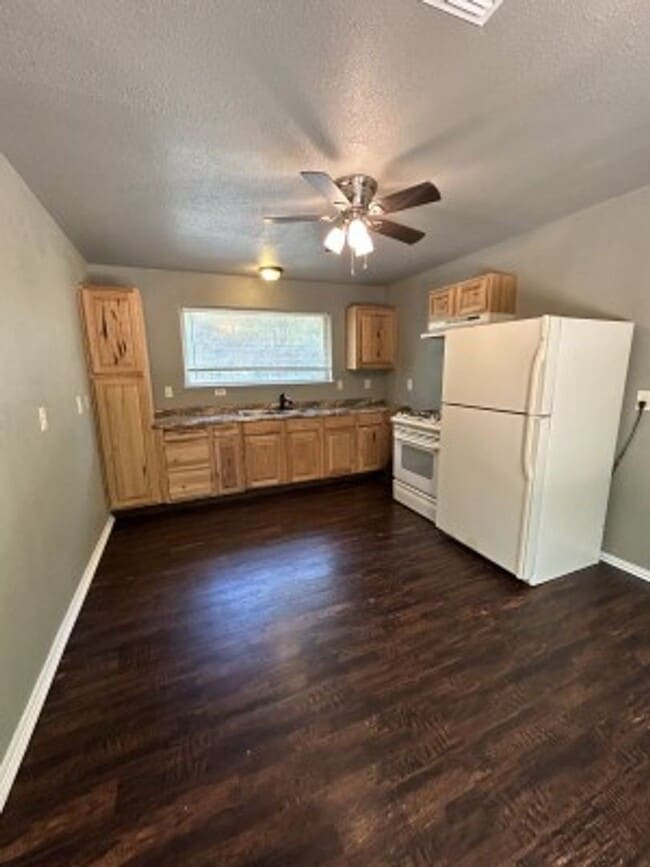 Building Photo - 17032 County Rd 1261