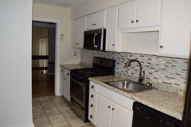 Foto del edificio - Great Bon Air Townhouse Convenient to ever...